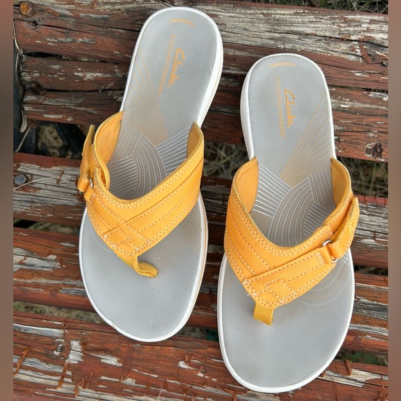 Clarks Cloud steppers Sport thong sandal in vibrant YellowFlip-Flops Sz- 8. O - Picture 4 of 12